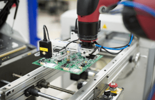 application manipulation de PCB
